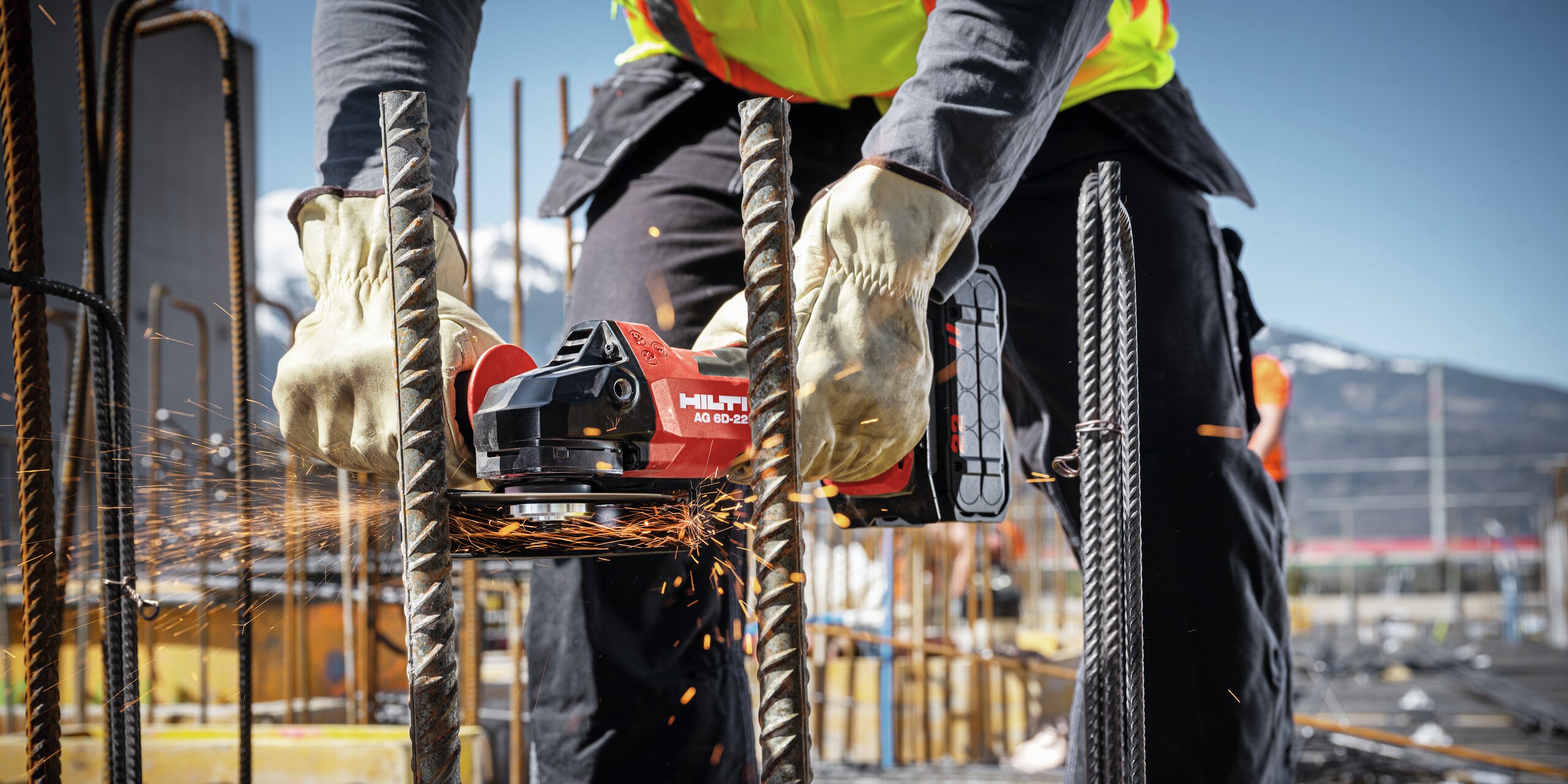 Working cutting rebar with the cordless angle grinder AG 6D-22