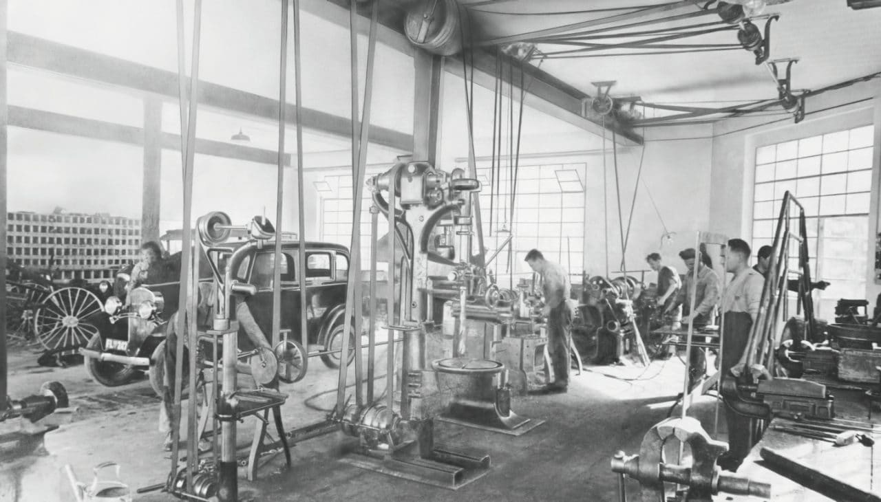 Maschinenbau und Zentralgarage Eugen Hilti um 1935
2. von rechts: Eugen Hilti (1911-1964)
Analogbild: Heiner Hilti, Schaan