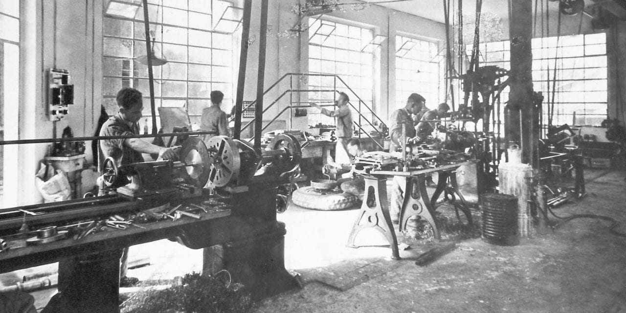 Maschinenbau und Zentralgarage Eugen Hilti um 1935
2. von rechts: Eugen Hilti (1911-1964); 1. von links: Erich Beck (1909-1986)
Analogbild: Heiner Hilti, Schaan