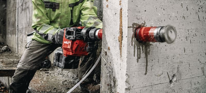 DD 110-U-22 무선 코어 드릴 직경 12-132mm(5/16 – 5-1/4)의 핸드헬드 또는 리그 기반 코어링을 위한 무선 및 소형 다이아몬드 코어링 기계(Nuron 배터리 플랫폼) 용도 1